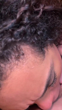 Stiefmoeder Ebony MILF heeft seks met haar stiefzoon en zijn vriendin in een interraciale driemanschap! Carla Morelli & Kylei Ellish