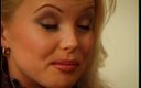Stunning Blondes: Jugosa rubia con grandes tetas naturales cortes madam Knuckle en...
