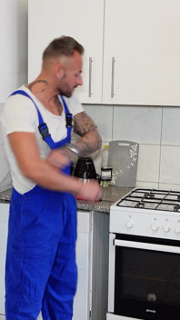 Niemiecka ŻONA BBW Maure z największymi naturalnymi cyckami uwodzi małego pracownika do pieprzenia