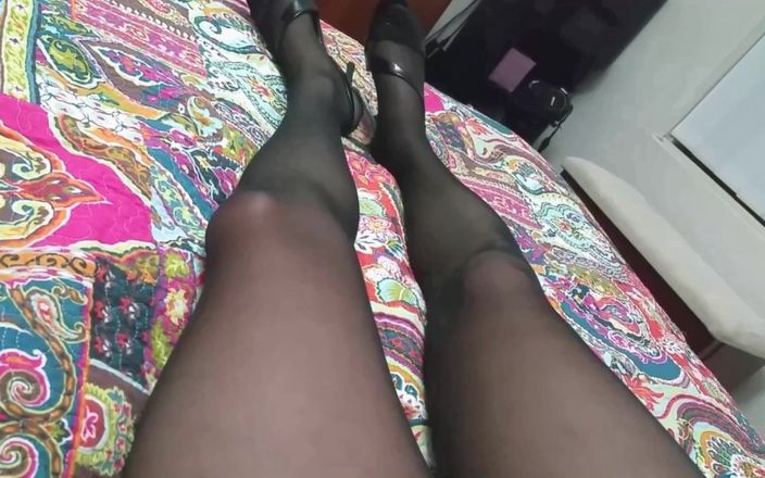 Dani Leg: Дені на ліжку в чорних колготках демонструє пишні ноги та дупу