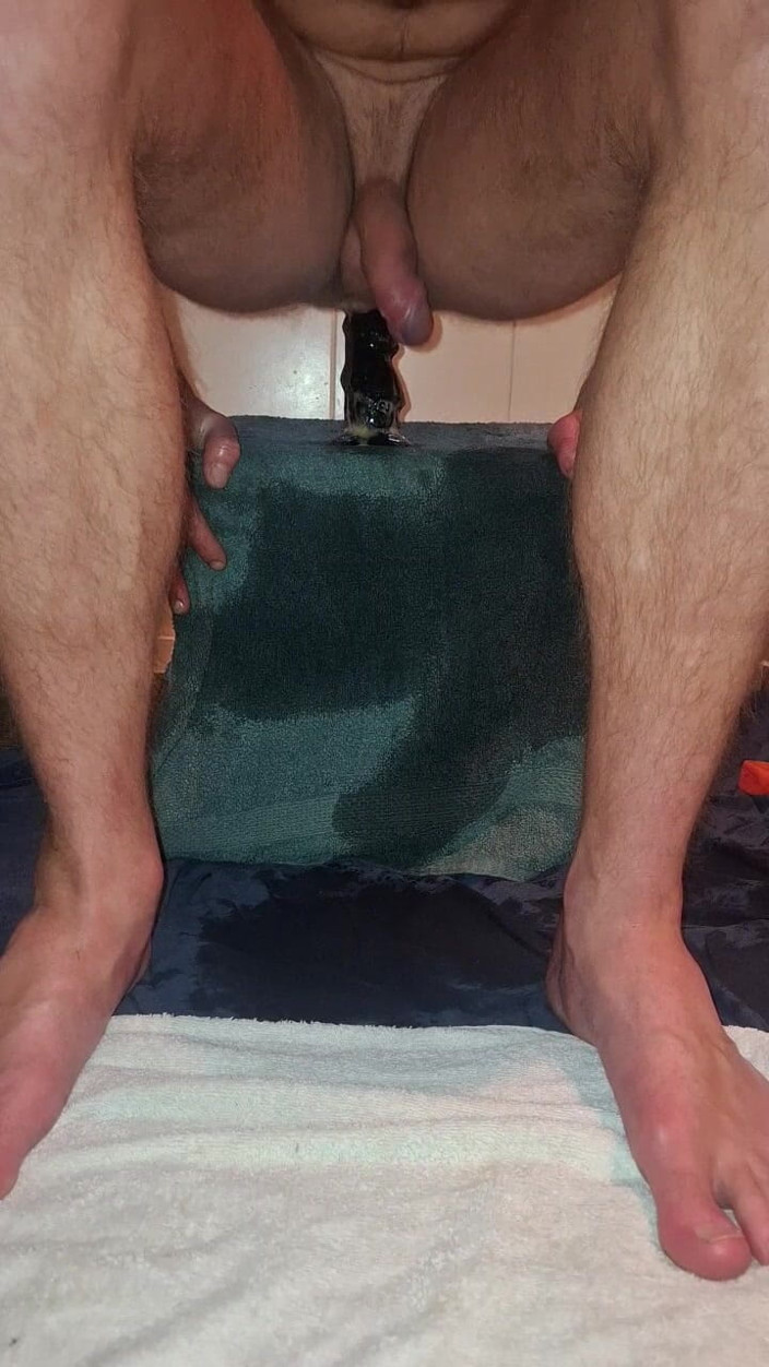 NoFace Twink X: Un arrapante maschio da solista cavalca il suo dildo al...
