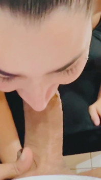 Pantat dan memek gadis nakal ini dientot habis-habisan sama teman kantornya sendiri!