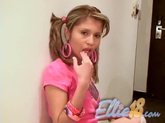 Ellie 18: Ellie 18 dễ thương không ngại bạn xem cô ấy thủ dâm