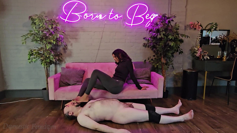 Domestic femdom: कड़ी मेहनत के बाद मेरे पैर पसीने से तर हैं