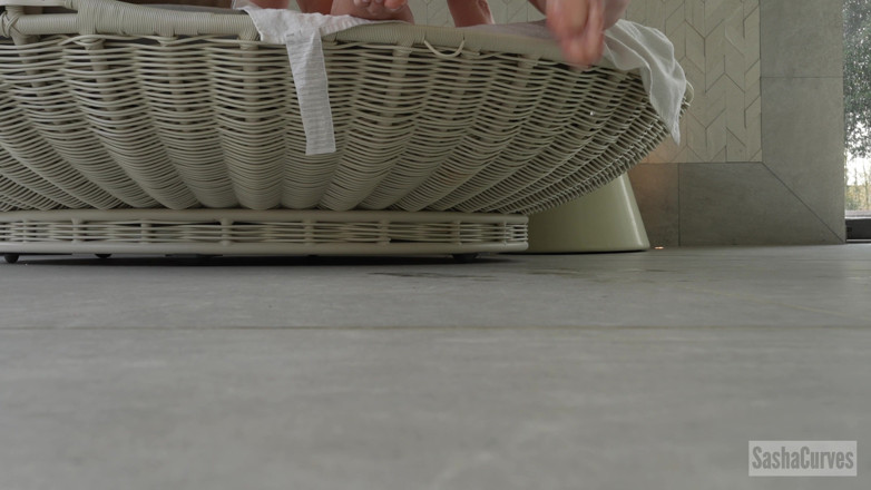 Sasha Curves: Giantess &amp; the Shrunken Vacation