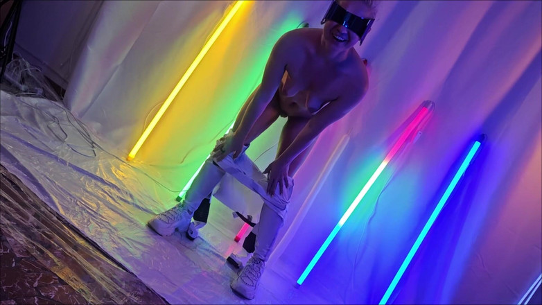 Flexble Hanna: Robot holka masturbuje a stříká z balonu