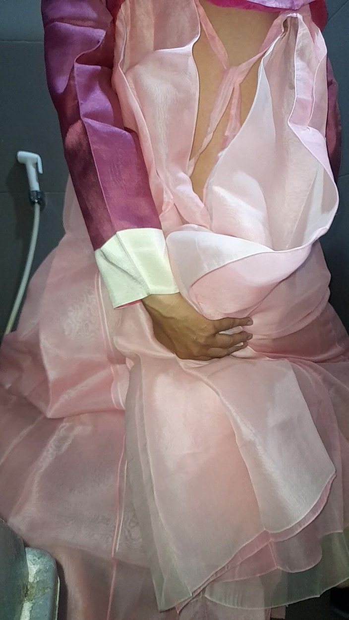 Naomisinka: Crossdresser spust ubrany w koreańskią tradycyjną sukienkę Hanbok