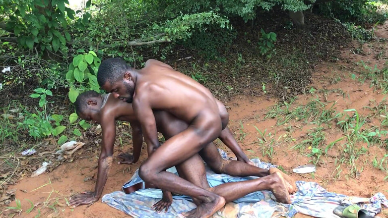 Sexydaddy: 和我的肯尼亚朋友在户外地板上做爱