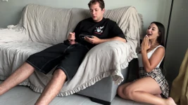 Ma demi-sœur a échoué, elle voulait effrayer son demi-frère, mais il commence à regarder du porno et à se branler en pensant qu’il est seul !
