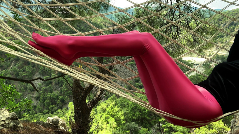Shiny teens: 산에서 해먹을 때 스판덱스 팬티 스타킹을 입은 Rose spandex 팬티 스타킹
