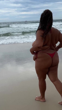 Awek montel Analua melancap bogel secara awam di pantai