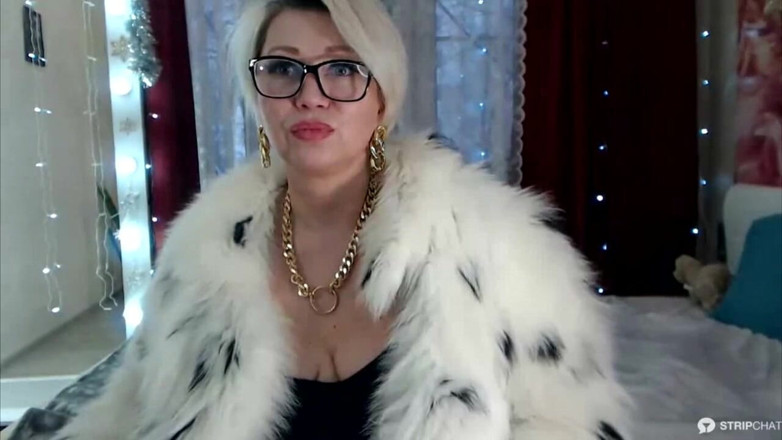 AimeeParadise: Muhteşem Rus kürk mantoyla sigara içiyor ve domine ediyor))