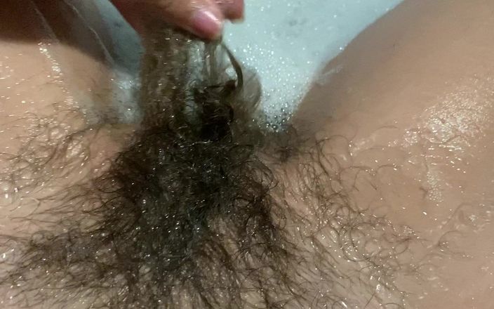 Cute Blonde 666: Cespuglio peloso sott&amp;#039;acqua nella vasca da bagno