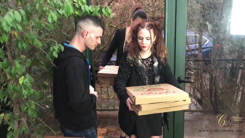 Cathy Crown Production: 2 chicas para una pizza gangbang con 10 chicos