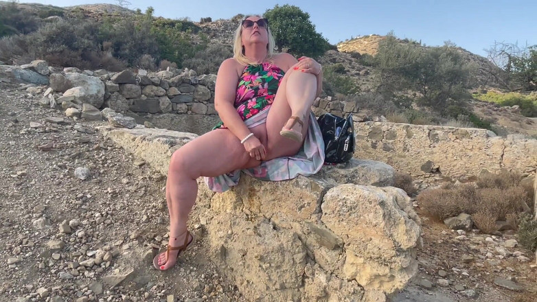 Lena Cox: Masturbación al aire libre y chorros - esposa ninfómana orgasmos reales