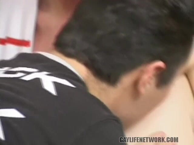 Gay Life Network: トゥインクスが食べ物とお互いを軽食する