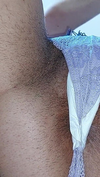 Seksowna milf przymierza majtki. Oglądając owłosioną mamuśkę, owłosioną cipkę, duże cycki, duży tyłek.