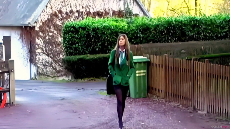 College Uniform: Samantha Buxton की विशेषता कक्षा के लिए देर से