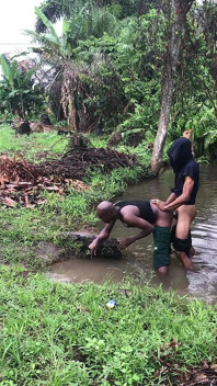 Nigerianische jungs wurden beim sex in einem sumpffluss mit büschen erwischt, die sie rundeten