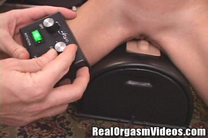 Sybian Orgasm Videos: Minik memeli sarışın bayan sybian postunda amını memnun ediyor