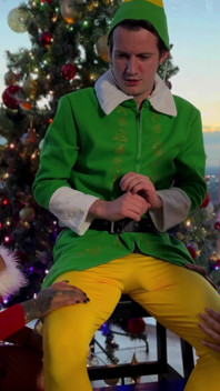 Frecher elfe erwischt beim stehlen von weihnachtsgeschenken