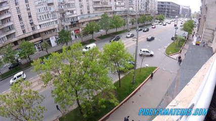 Pissy Amateurs: Sikanie na zewnątrz na balkonie
