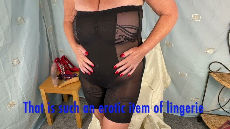 Aunty Sandra vintage girdle queen: Aunty Sandra in an Amazing Piece of Shape Wear Vgq72