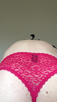 Sissy šuká dildo na pohovce