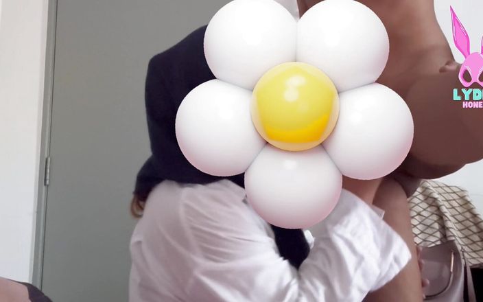 Lizzz melayu: Frumoasă excitată Lydia purtând o glugă