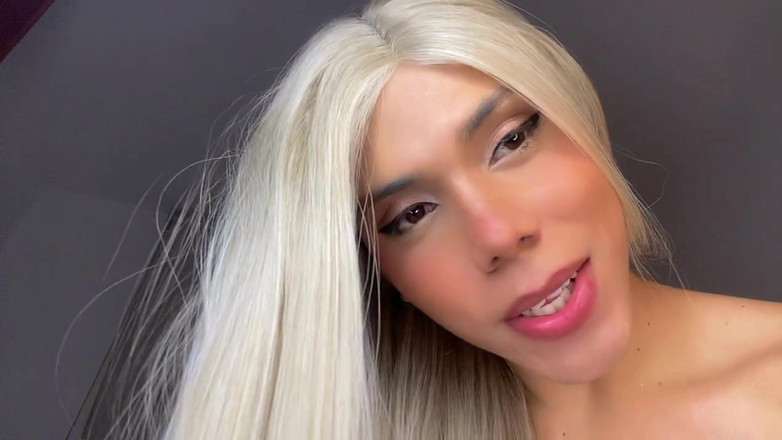 Marine Laveau: Pyszna blondynka z różowym tyłkiem gotowa do seksu