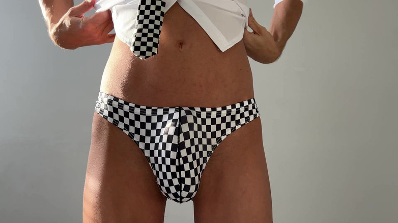 jacklongtv: इमोबॉय एक प्लेड टाई के साथ एक सफेद शर्ट में एक बड़ा मुर्गा झटका दे रहा है