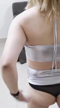 Blonďatá Sissy děvka ochutnává její sperma