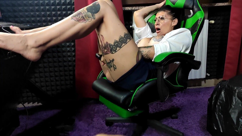 King Of Amateur: Fisting and Pissing in Company