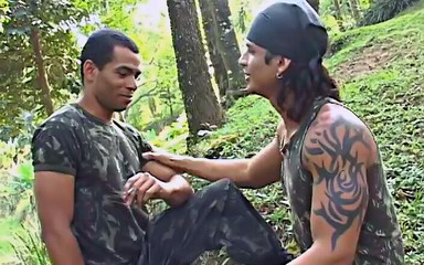 Gays Case: İki genel hizmet görevlisinin sert traing gününden sonra sigara çekmesi ve...