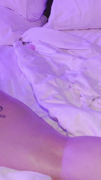 Kwiaty jaśminu pomagają Marii Bose zrelaksować się podczas zmysłowego masażu