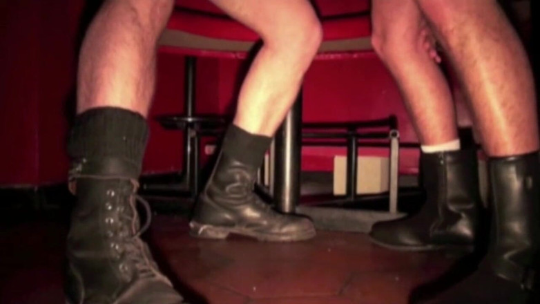FETISH BDSM STUDIO: Ragazzi muscolosi che scopano in abiti di pelle fetish
