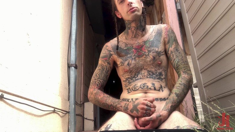 Kinky Bites Gay: 造成一个 ruckus！