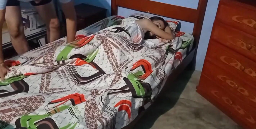 Mr_jhovin: Uyan fahişe, bacaklarını açmalı ve seni hamile bırakmaya gelen erkeğine...