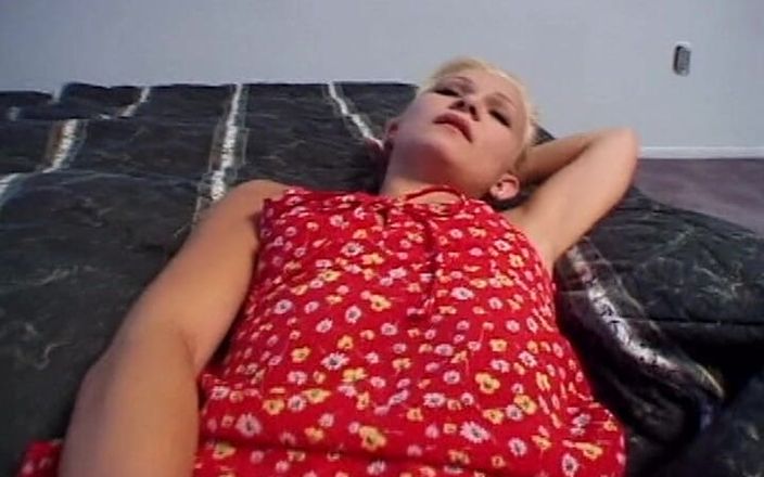 Lovers Of Vintage: Une jolie fille encrée se fait pénétrer le cul en...