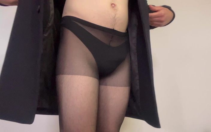 Apomit: Dolce culo sexy con stringhe e collant stuzzica il ragazzo
