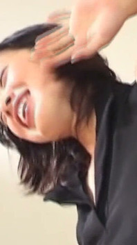 열정적인 겨드랑이 숭배를 즐기는 미시 갈색 머리 밀프