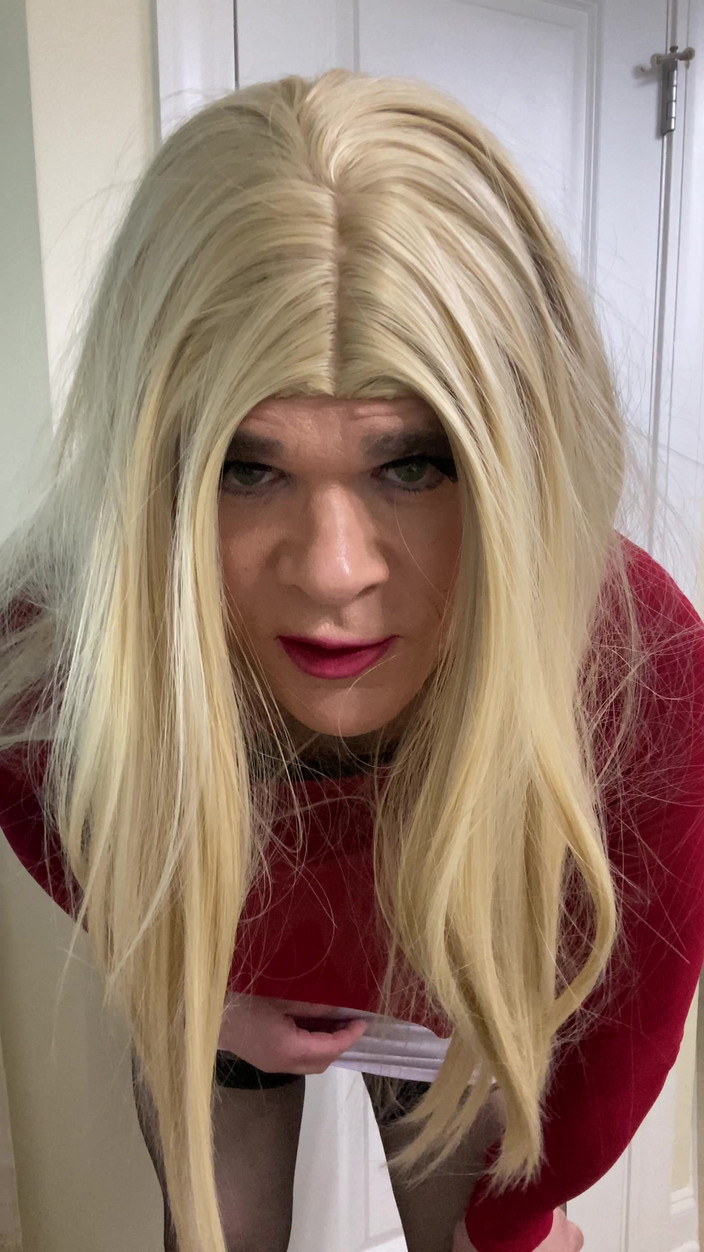 MadisonCD2025: Милфа-кроссдрессер в черных высоких чулках и на каблуках говорит