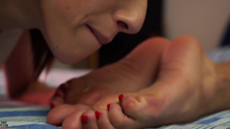 Foot Fetish Center: Фут-фетиш - красивая брюнетка поклоняются ступням ее лучшей подруги