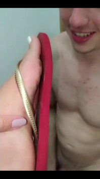 Un footjob amateur sexy en tongs se termine par du sperme