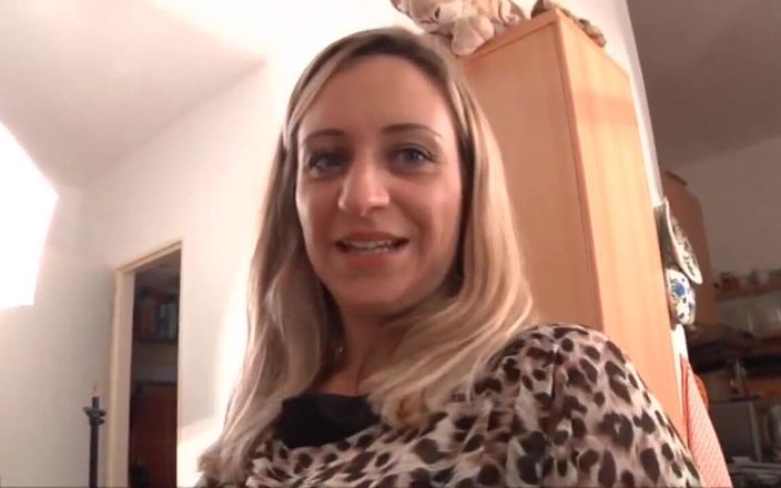 Deutschland porn: 女孩在街上搭讪（完整色情电影）