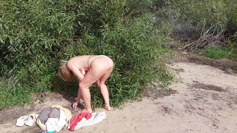 martinawest: Bunica poartă un tanga alb