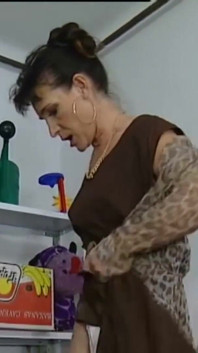 Matură sexy excitată este futută în ambele găuri și penetrată cu jucării