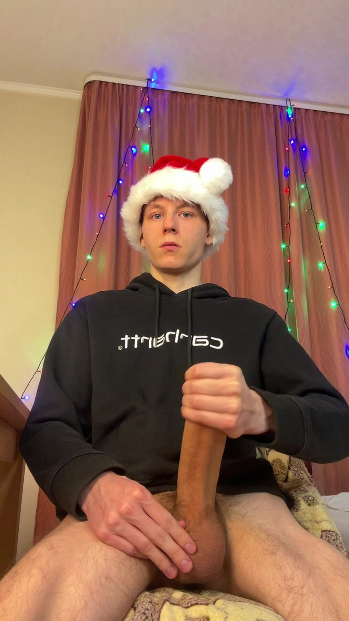 Morflot24: Una rapida masturbazione in bagno finisce con lo sperma sullo...