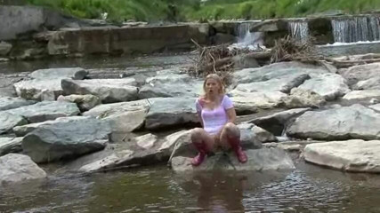 Femdom Austria: Bionda che piscia fuori nel fiume