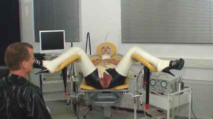 Rubber & Clinic Studio - 1ATOYS: Vacuum pumping in rubber
